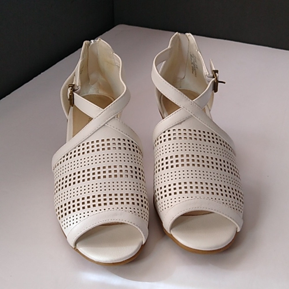 Easy street Amita . Women's Sandals . White Size 8 W . Pre-owned